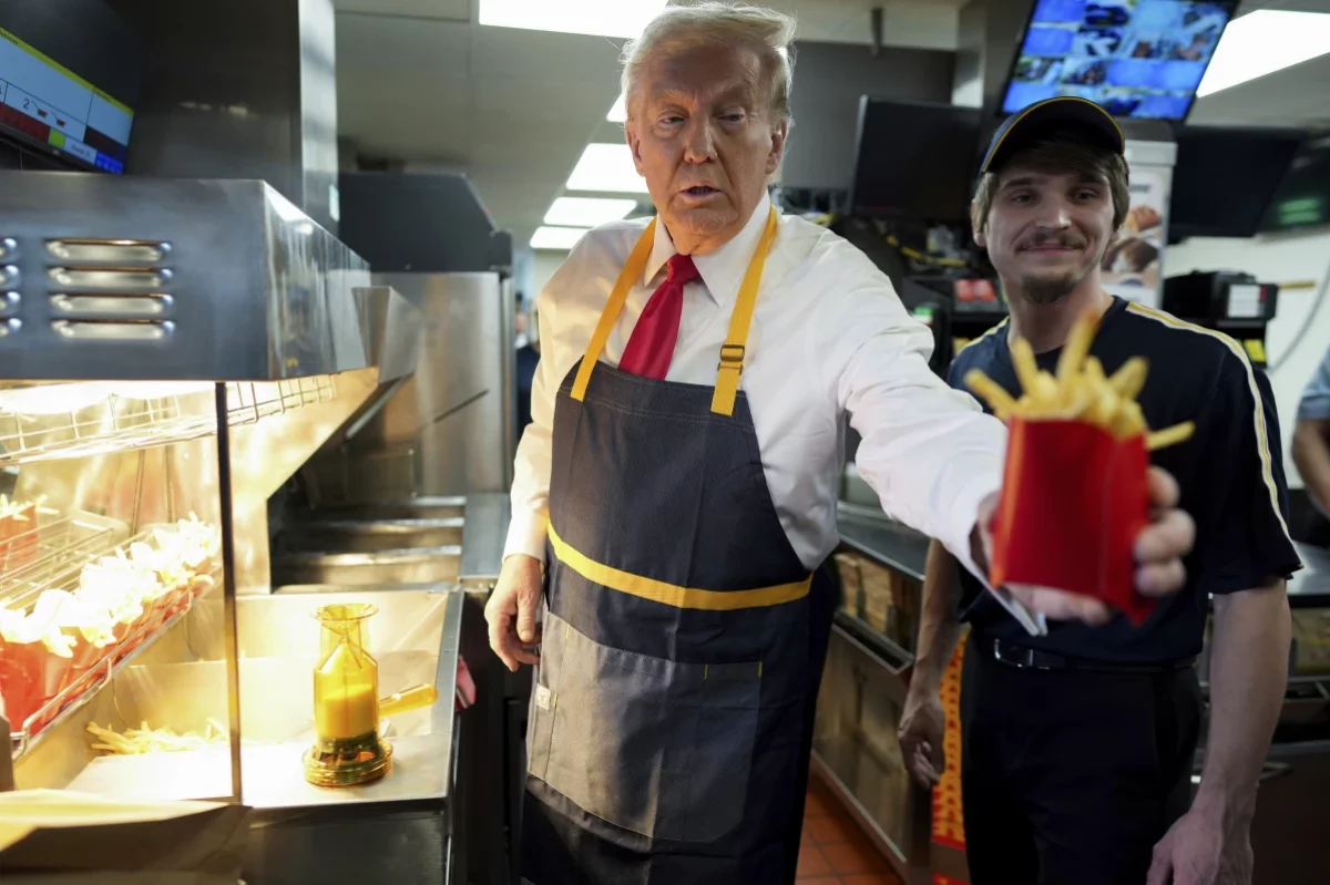 Трамп поработал в McDonald's, чтобы пообщаться с избирателями (ВИДЕО)