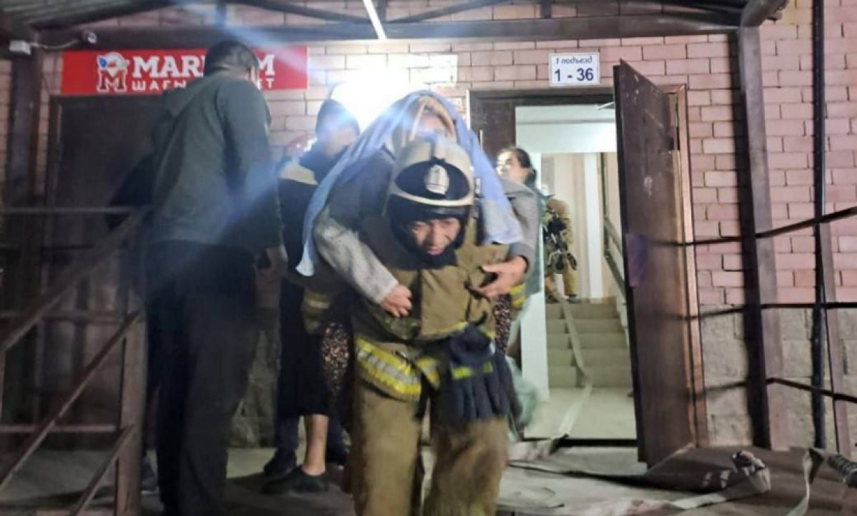 Автомобильные шины на крыше переполошили жителей девятиэтажки в Атырау