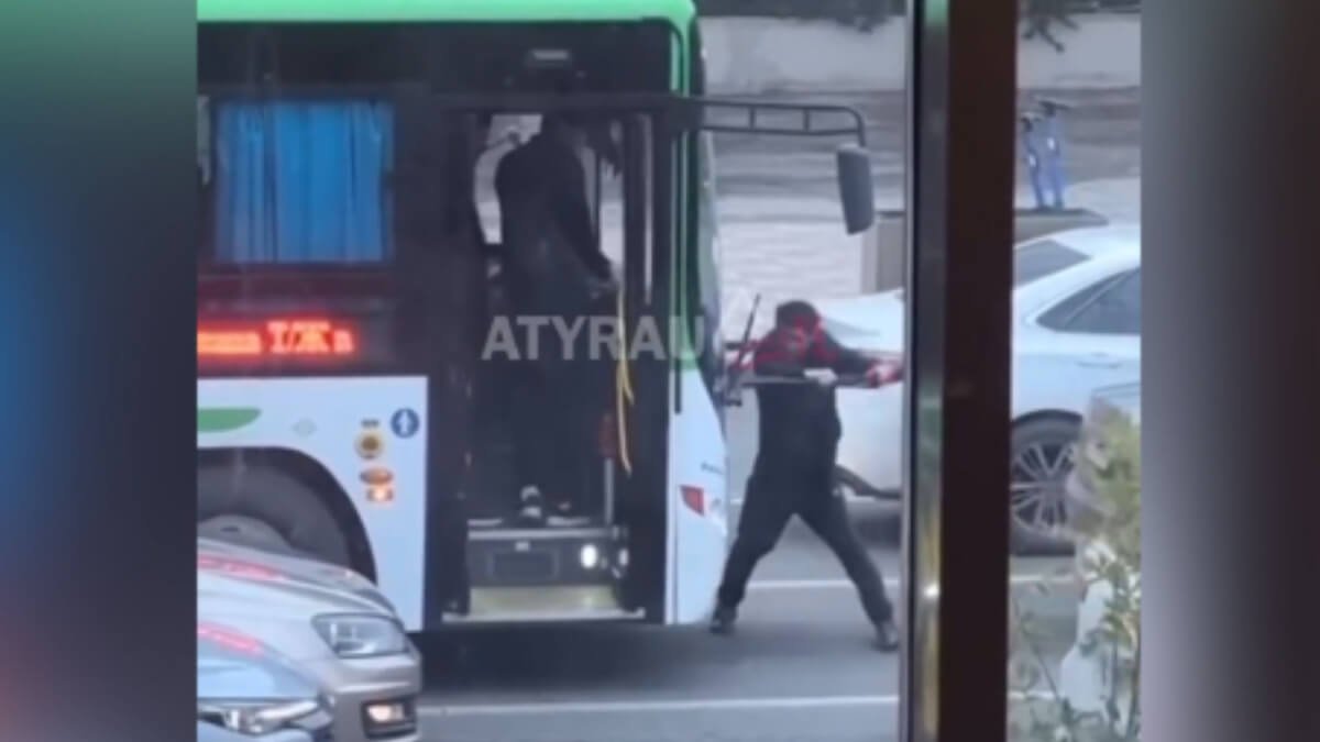 Жүйке ауруымен есепте тұрған адам Атыраудағы қоғамдық көлікке шабуыл жасады