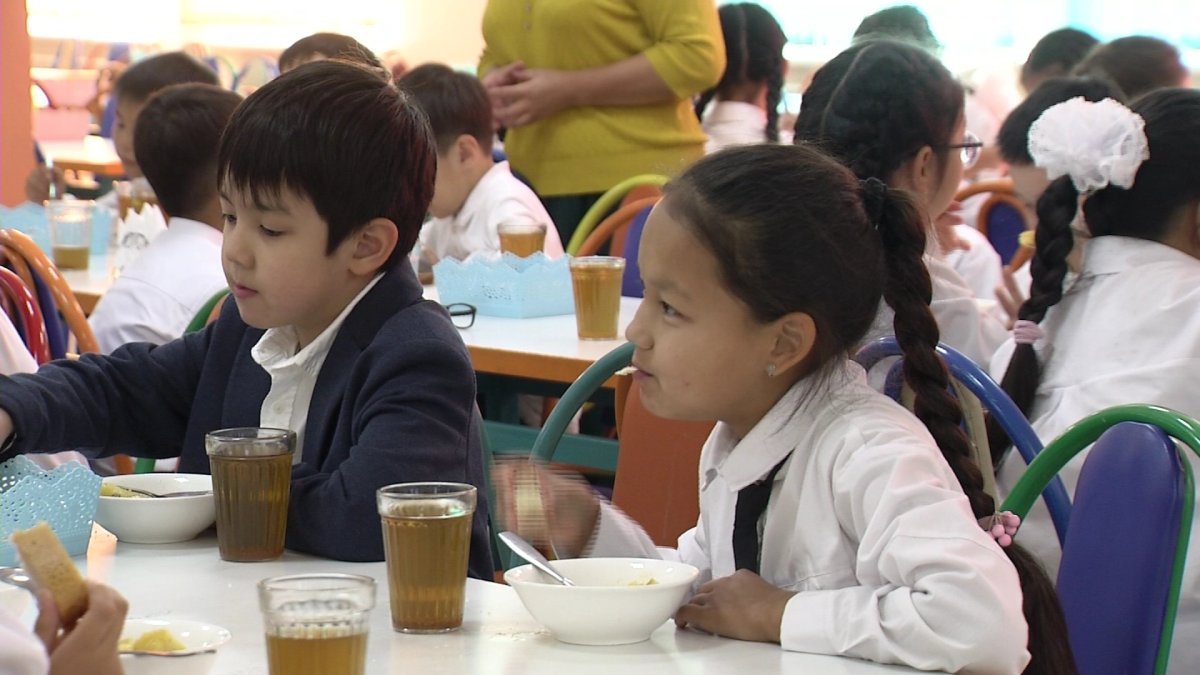 Биыл әлеуметтік осал отбасынан шыққан 97 мың оқушы ыстық тамақпен қамтылды