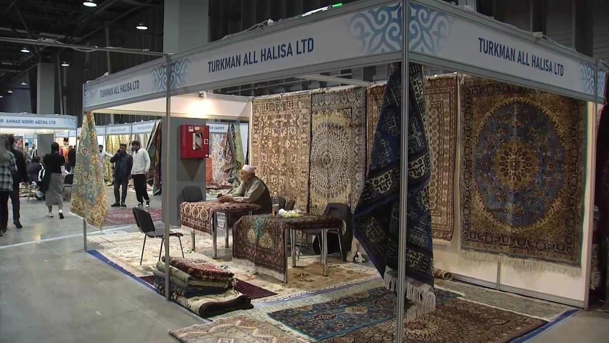 В Алматы проходит выставка традиционных афганских товаров