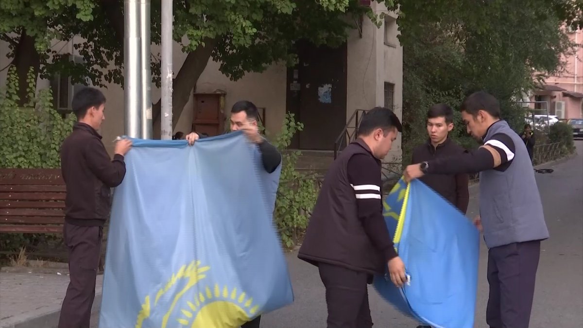Жители Шымкента вывесили на своих балконах государственный флаг