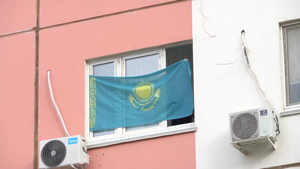 Оралдықтар жүздеген үйде көк туды желбіретті