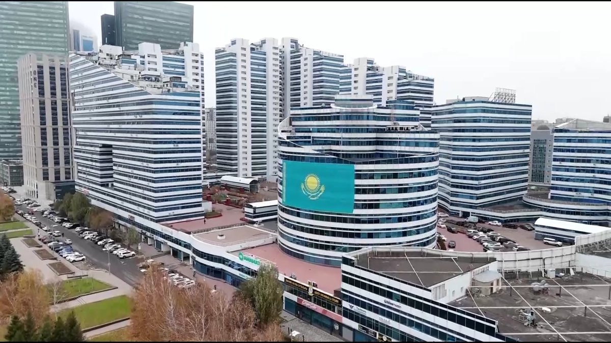 Самый большой государственный флаг установили на фасаде здания активисты партии «AMANAT»