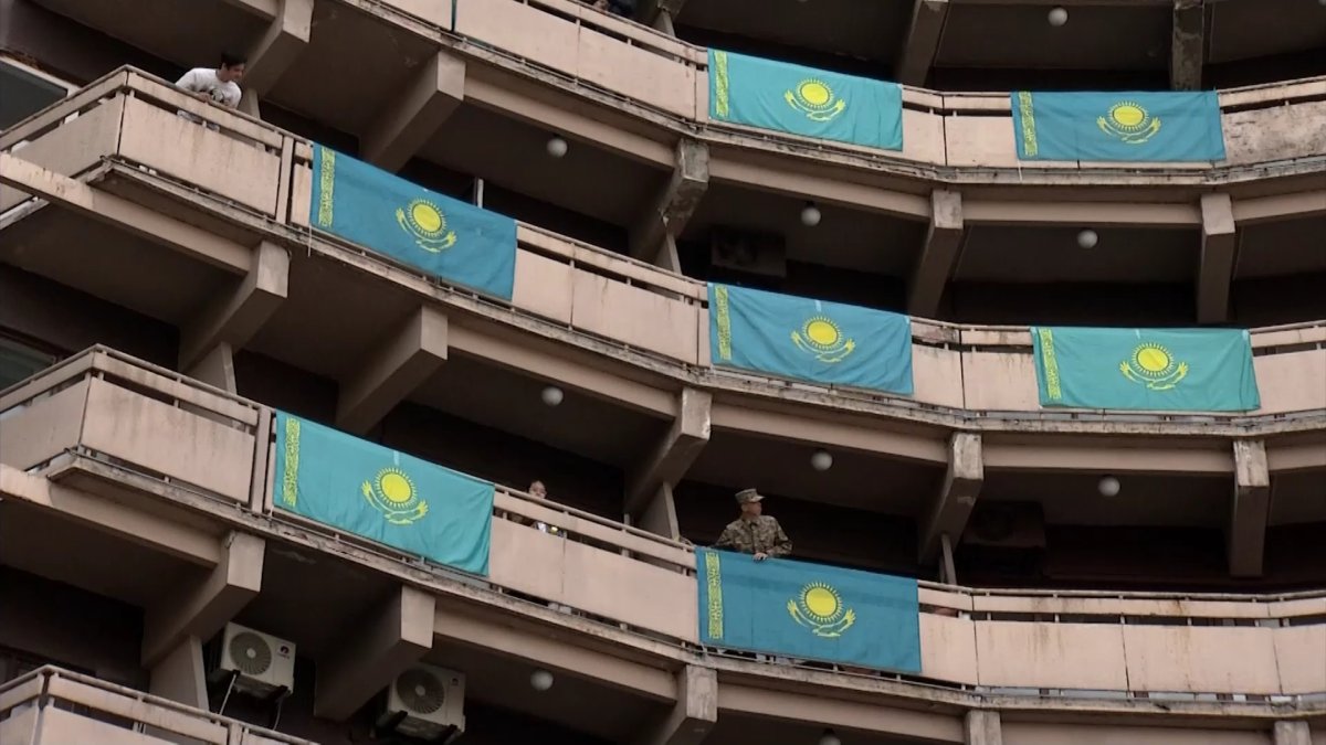 Акция «Менің елім - менің туым» продолжается в Алматы