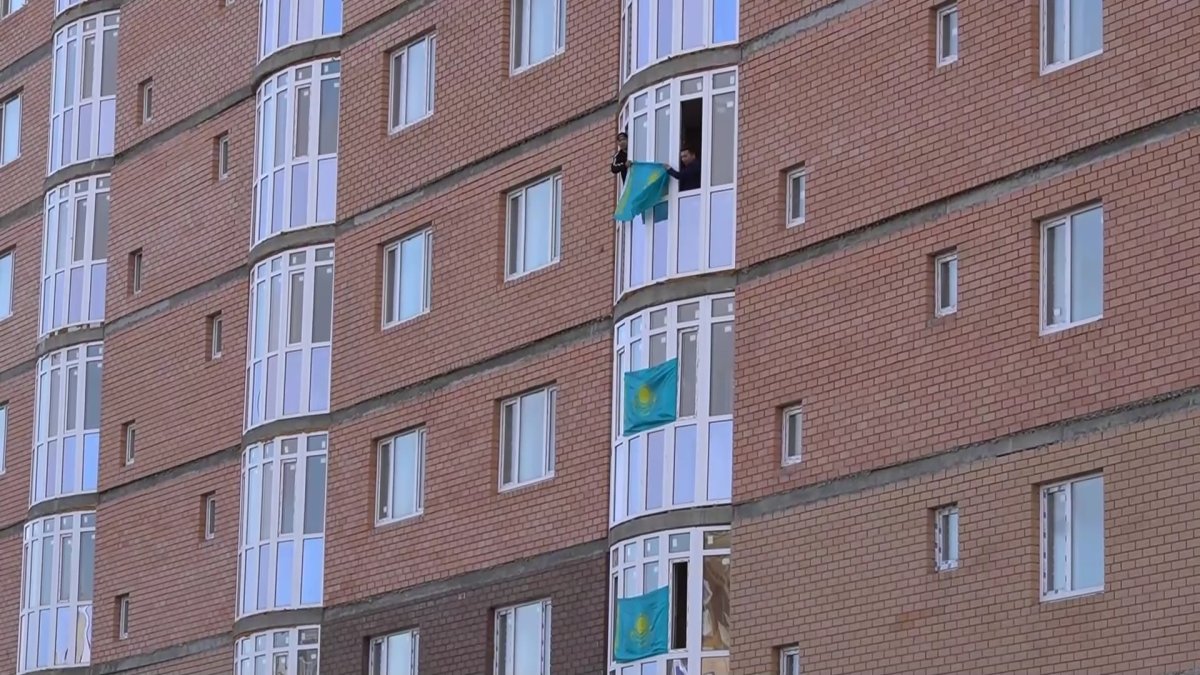 Государственные флаги сегодня  украсили окна более 100 домов Уральска