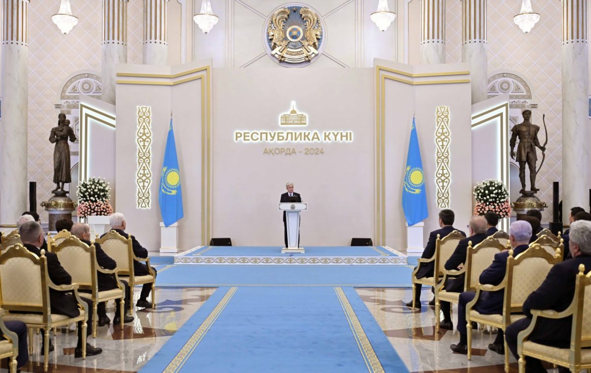 "Казахстан никогда не свернет с намеченного пути", - Токаев на церемонии вручения госнаград к 25 октября