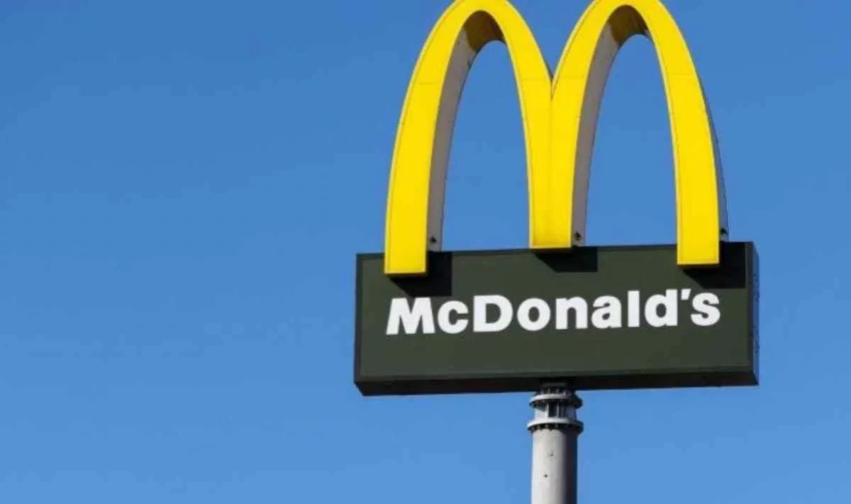 McDonald's бургерлерінен 49 адам уланып, бір адам көз жұмды