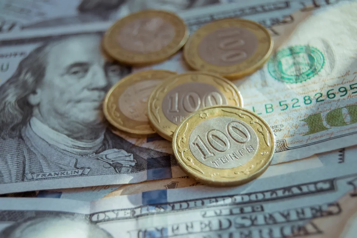 Тенге укрепился к доллару перед выходными: курс валют от торгов 24 октября