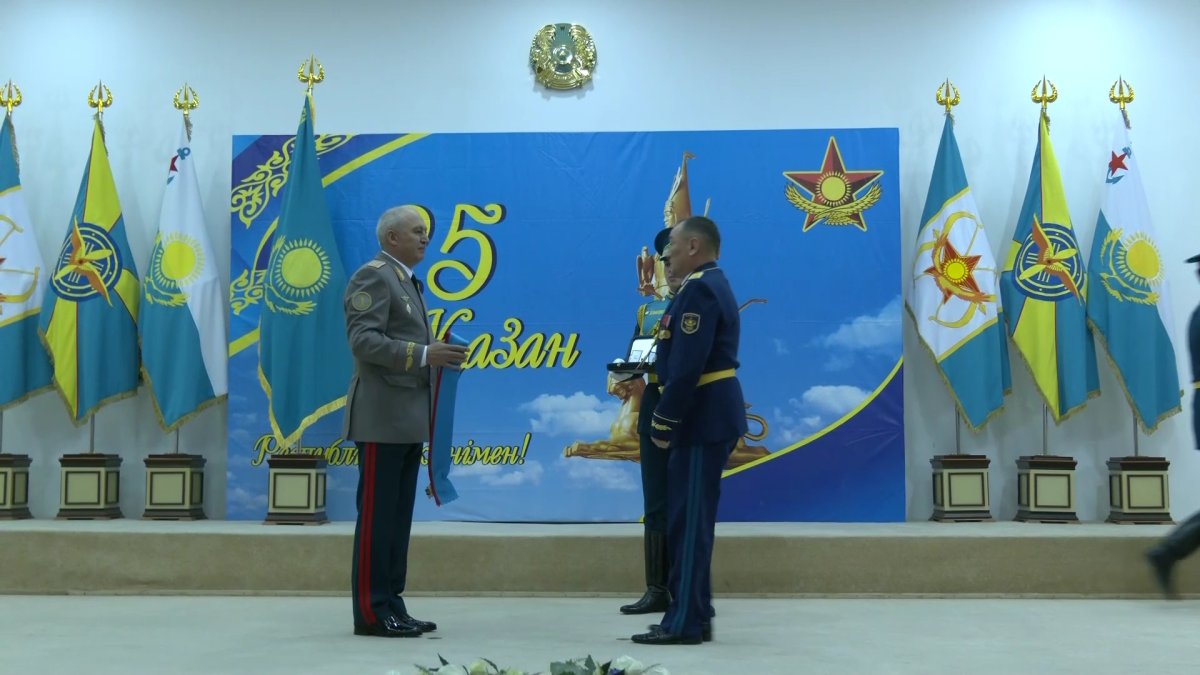 Министр обороны вручил государственные награды военнослужащим