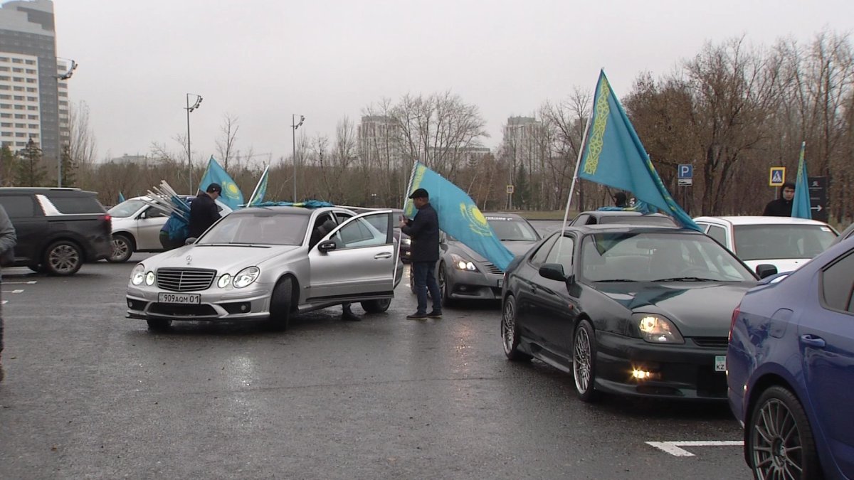 30 авто, украшенных государственным флагом, проехали по проспектам и улицам столицы