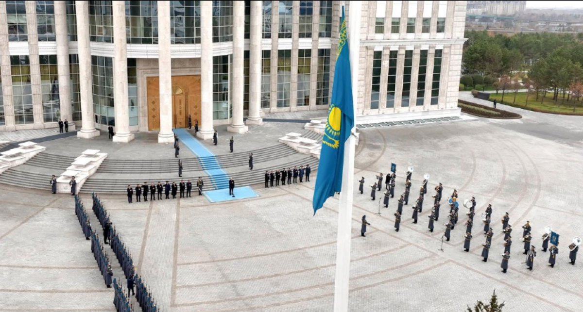 Президент принял участие в церемонии поднятия Государственного флага