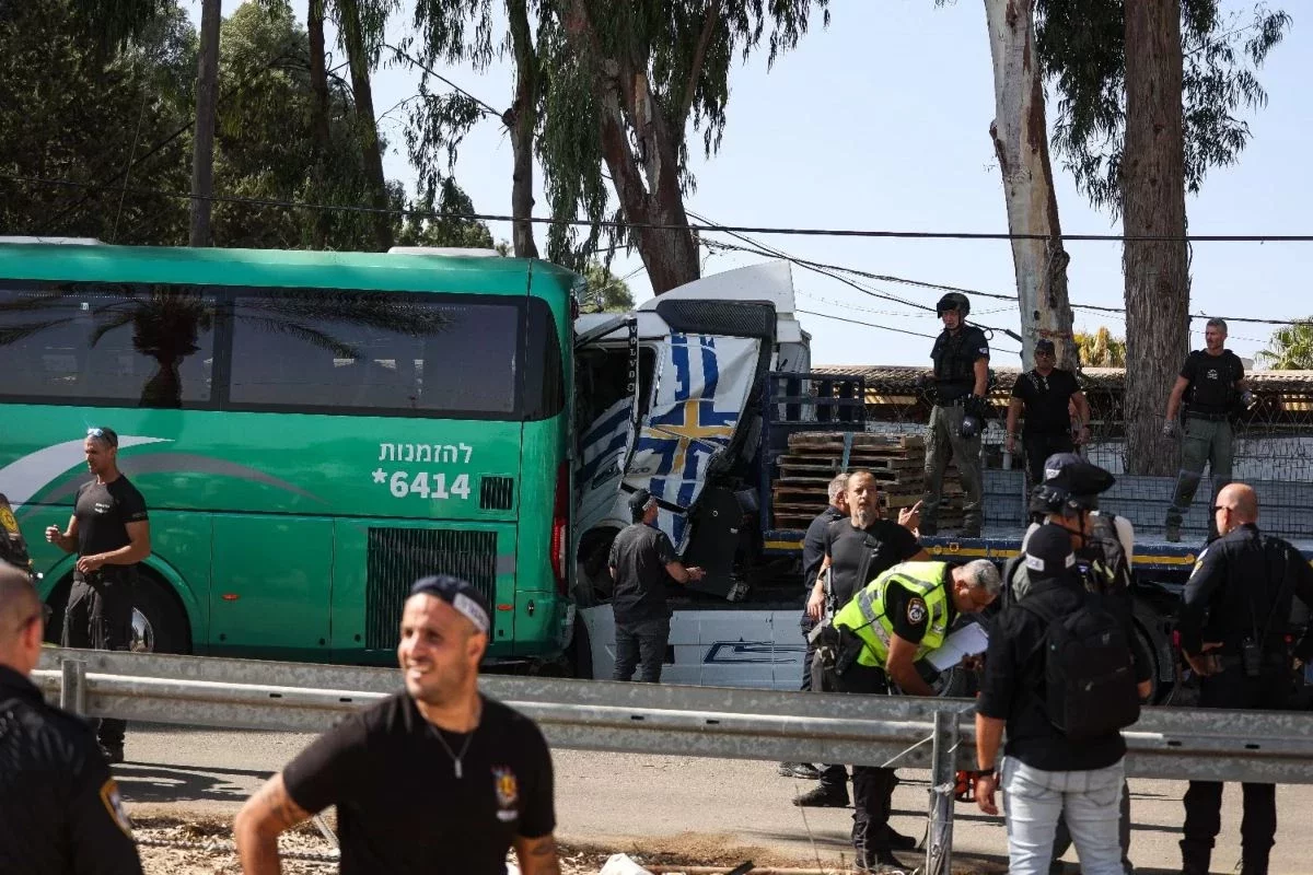 Жүк көлігі аялдамаға соғылып, 35 адам жарақат алды