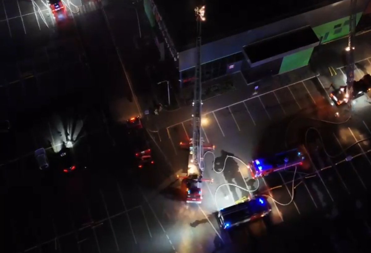 Пожар в ТРЦ Атырау: беременную женщину доставили в больницу