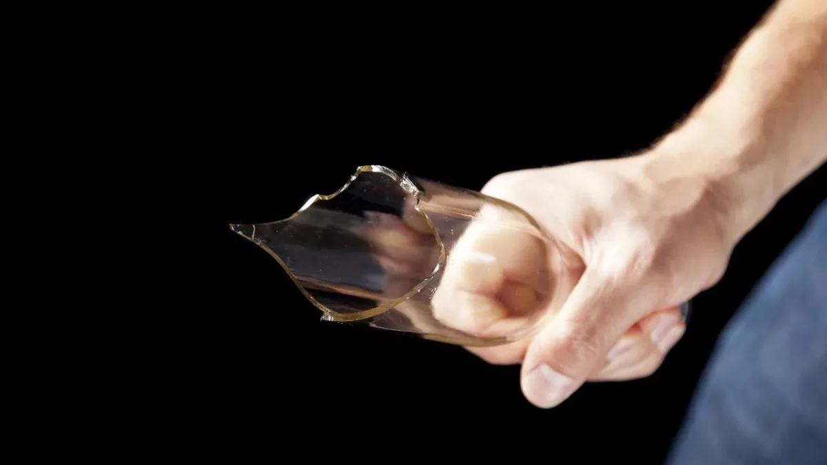 Инвалид по слуху из-за насмешек разбил о голову парня бутылку в Актобе