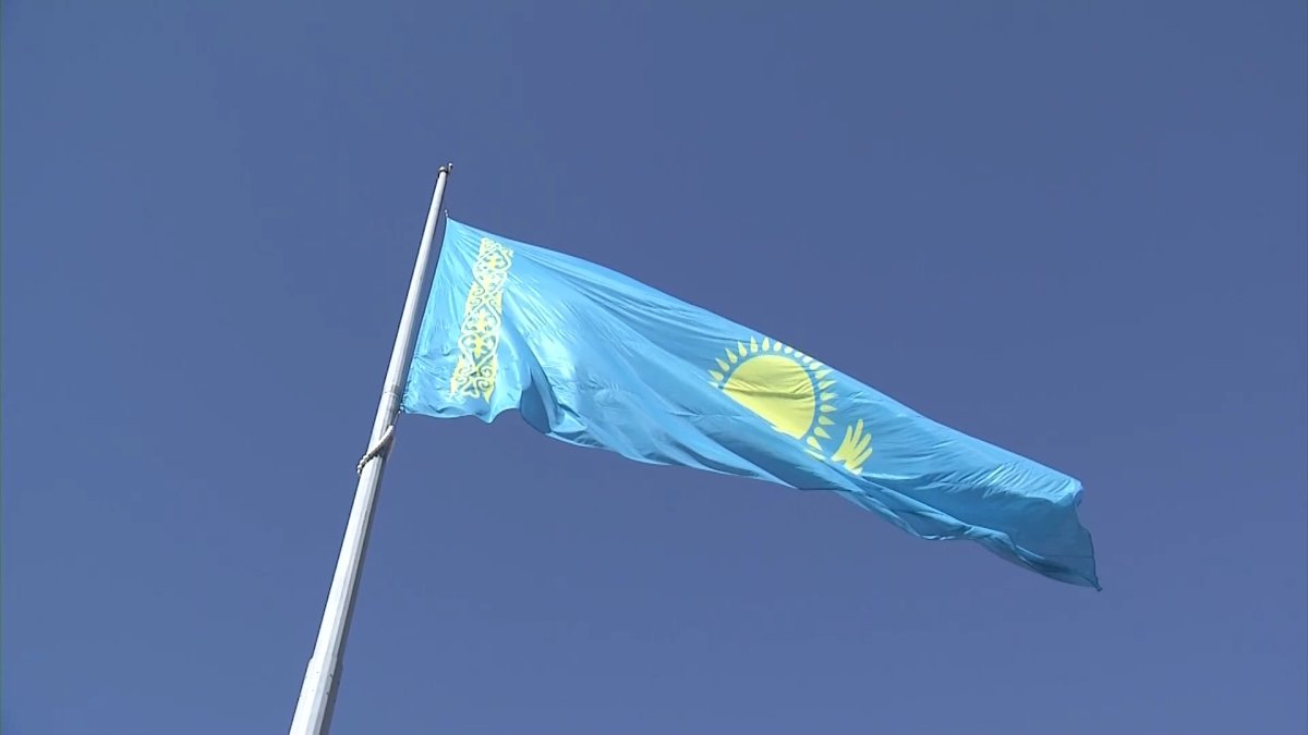 Алматыда Республика күнінде Мемлекеттік Ту көтерілді