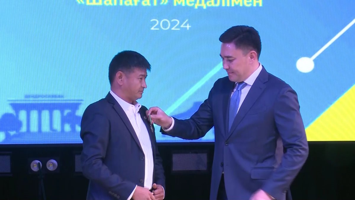 Шымкентте ел дамуына үлес қосқан бір топ азамат республика күніне орай арнайы марапатталды