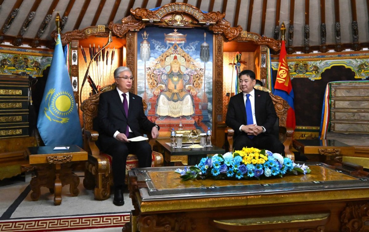 Моңғолия Президенті Тоқаевқа қазақ-моңғол сөздігін сыйлады