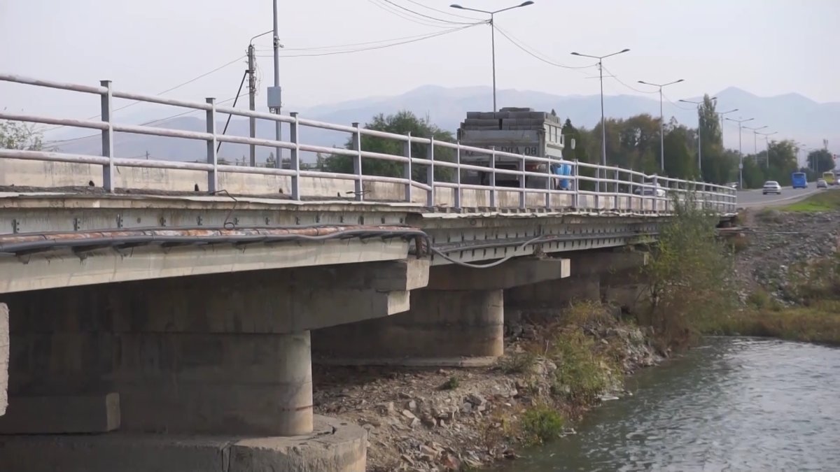 Тараз қаласының тұрғындары  апатты жағдайда тұрған көпірді жергілікті билік жөндеуге қауқарсыз деп дабыл қақты