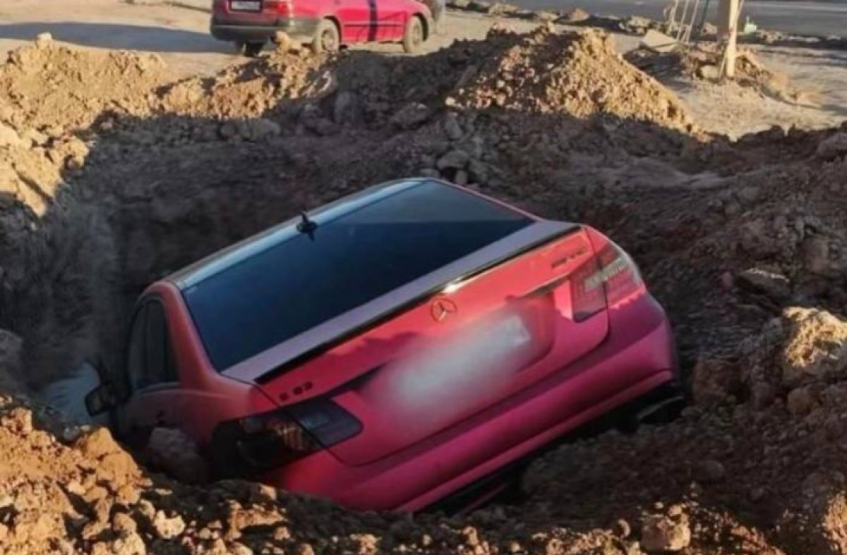 Пьяная автоледи провалилась в яму: актюбинцы остались без газа