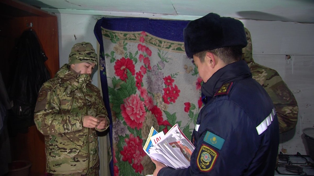 Сотрудники ДЧС провели профилактику пожаров в частном секторе и общежитиях Астаны