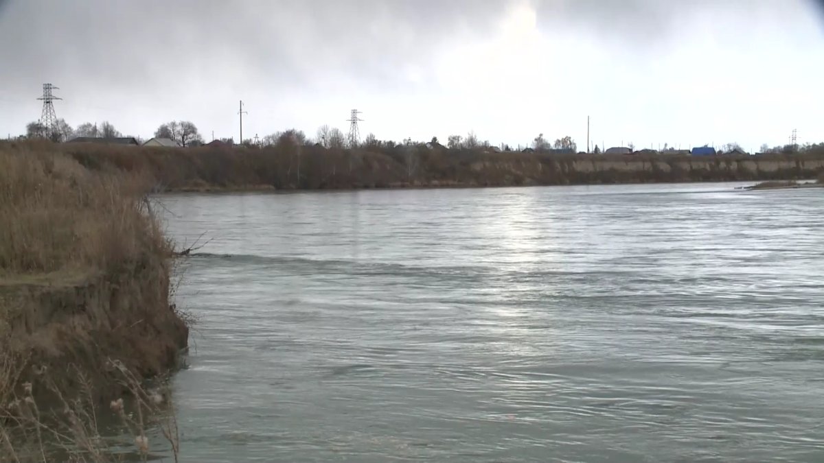 Из-за обильных дождей жители села Прапорщиково в ВКО вновь боятся, что вода смоет их огороды и строения
