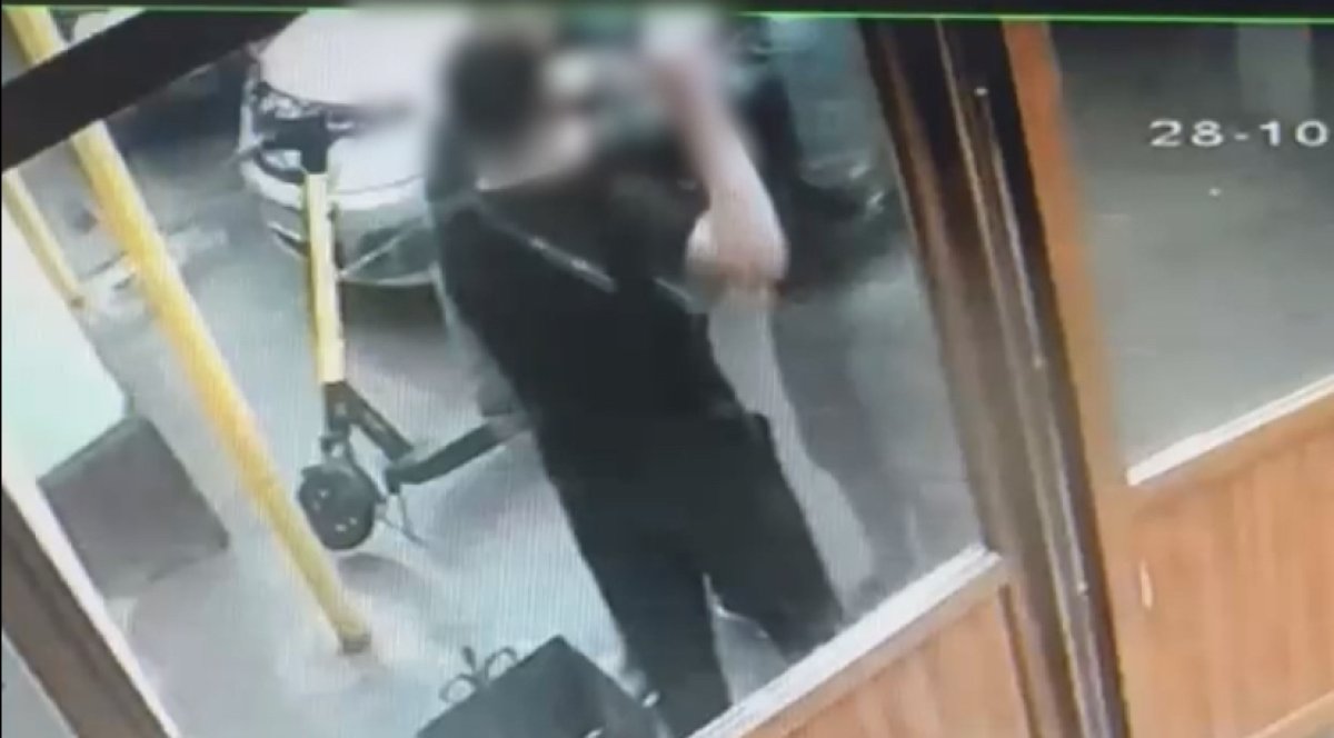 Парня избили и обокрали почти на миллион в столичном кафе