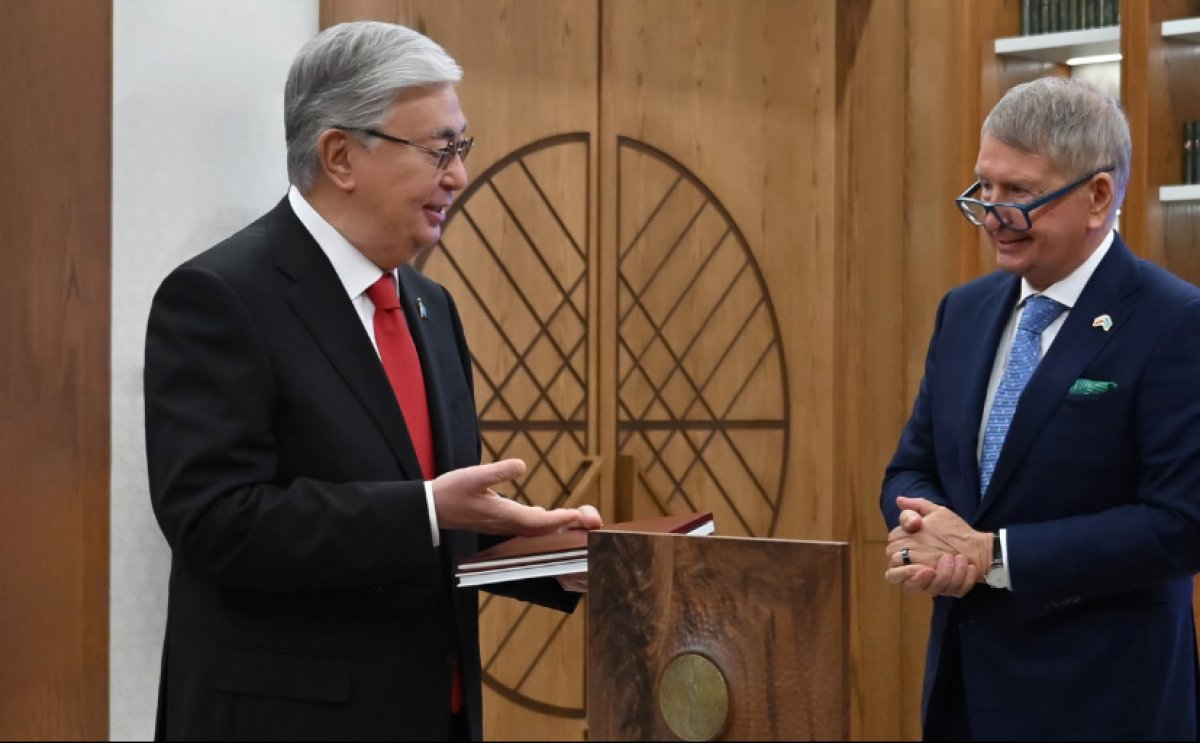 Токаеву подарили книгу об отце