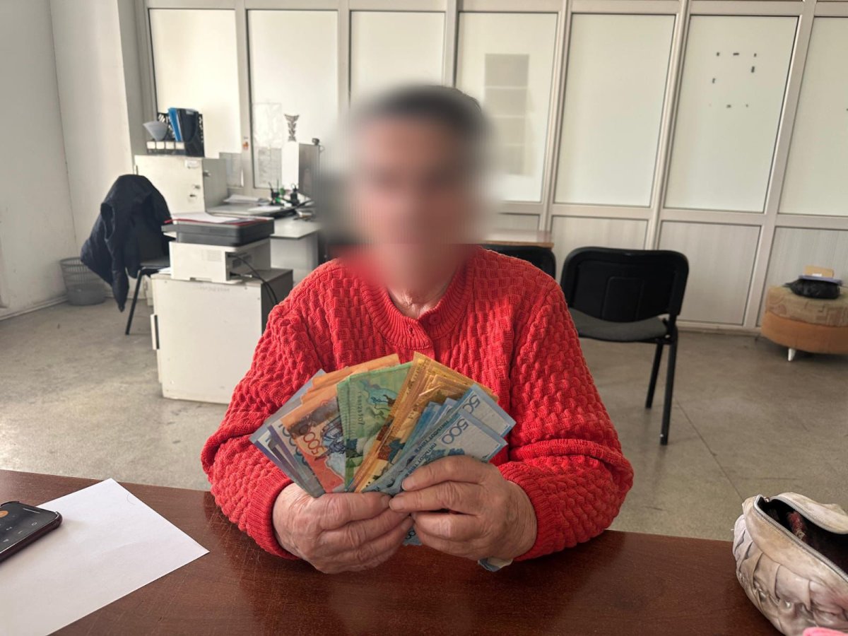Полиция қызметкері 87 жастағы зейнеткердің 2 миллион теңгесін ұрлап кеткен