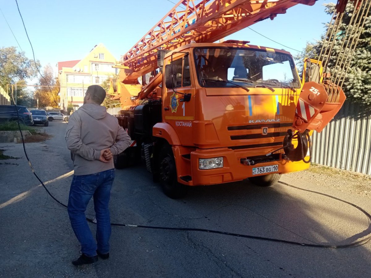 Машина ДЧС снесла провода и оставила жителей без света в Костанае