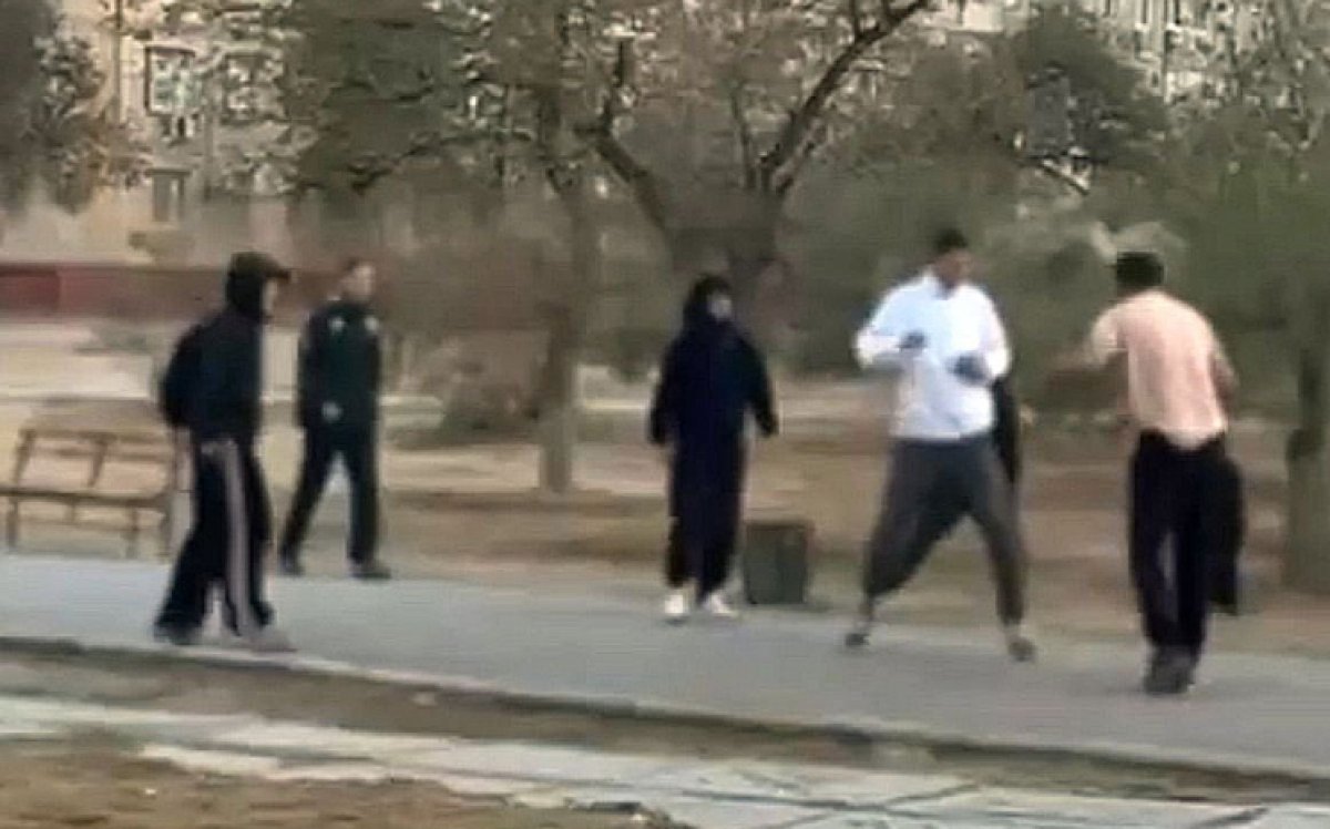 Группа подростков напала на мужчин в Актау