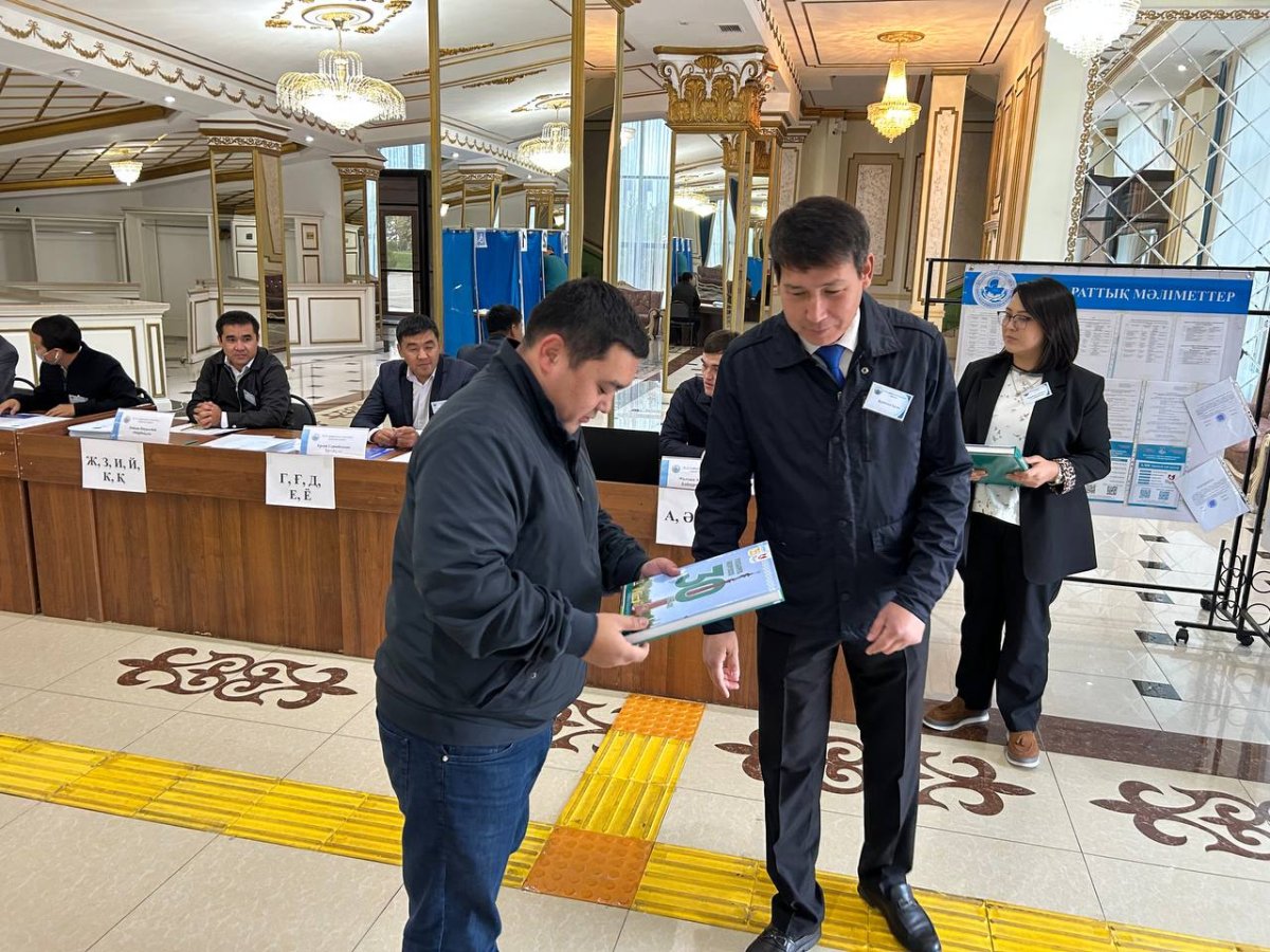 Первым проголосовавшим на референдуме вручили подарки