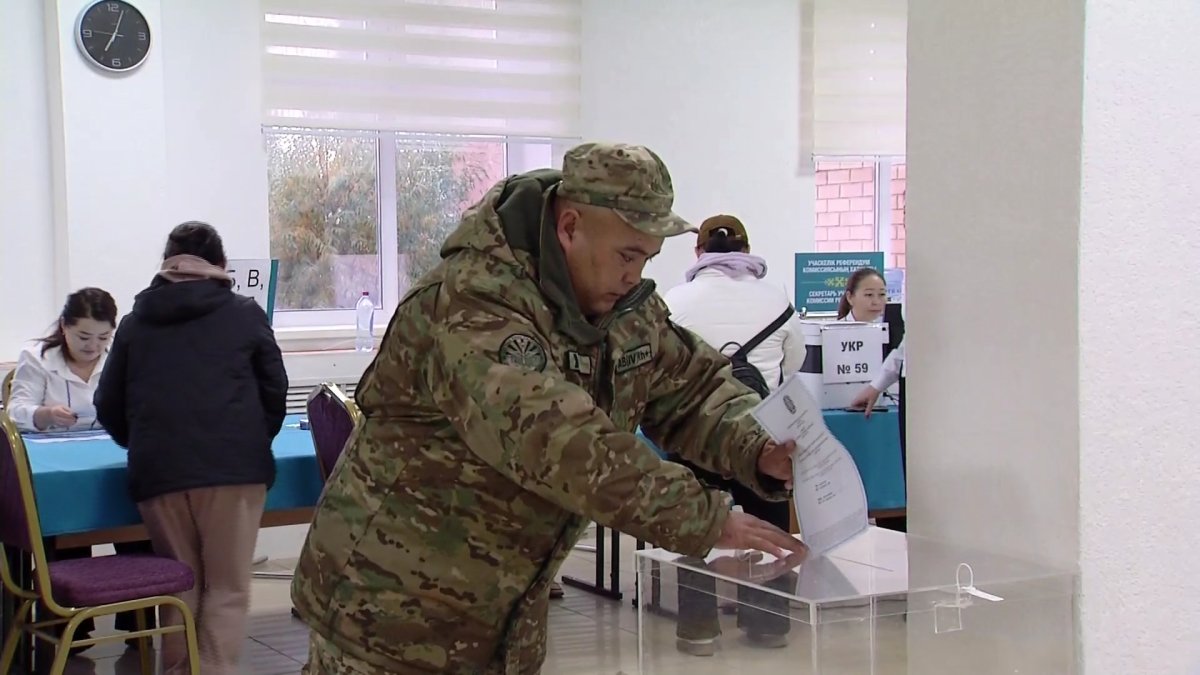 Астаналықтар референдумда дауыс беріп жатыр