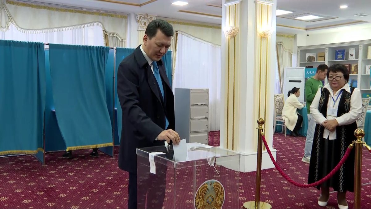 Ерлан Карин проголосовал на референдуме по АЭС