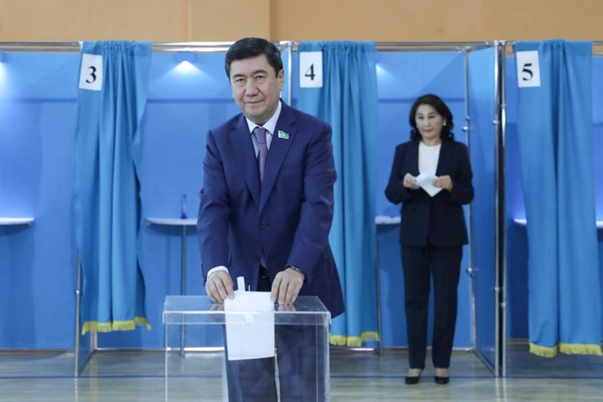 Председатель Мажилиса Ерлан Кошанов проголосовал на референдуме по АЭС