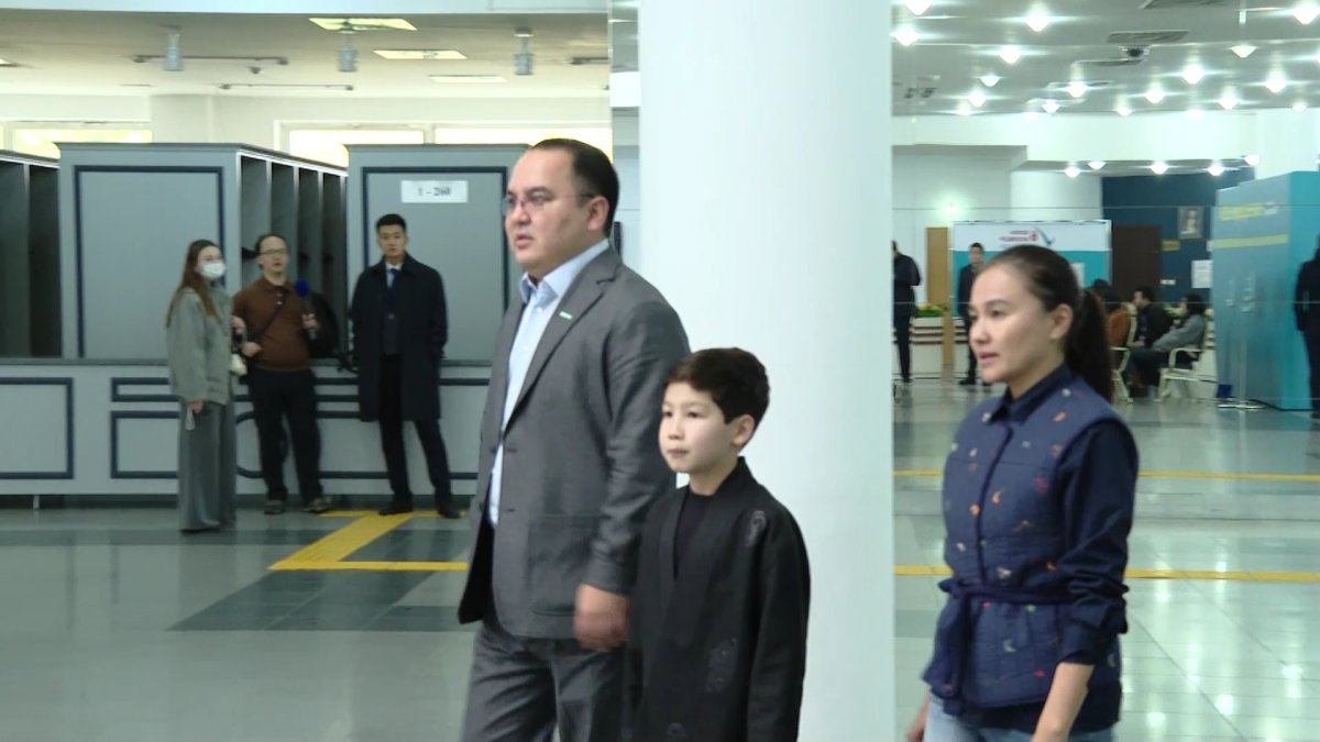 Представители партии "Amanat" проголосовали на референдуме