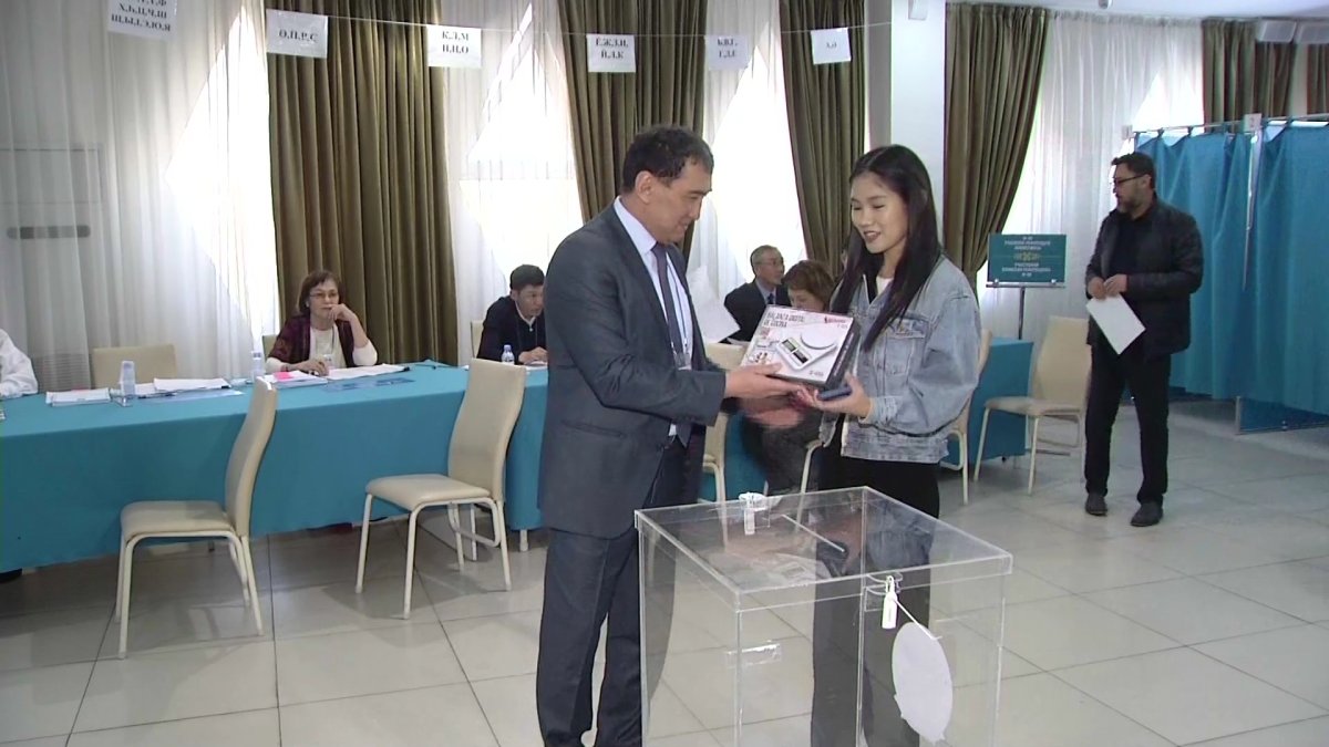 Кофе и другие подарки получили самые молодые и пожилые избиратели Референдума