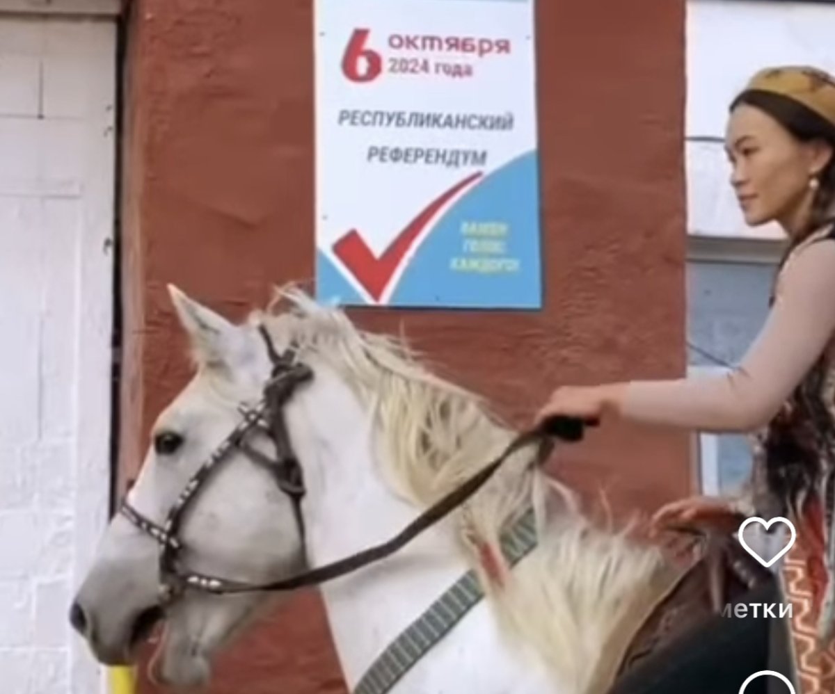 Верхом на коне приехала на референдум знаменитая пастушка из Северного Казахстана