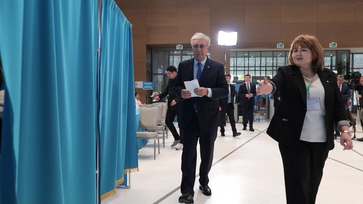 Президент проголосовал на референдуме и ответил на вопросы журналистов