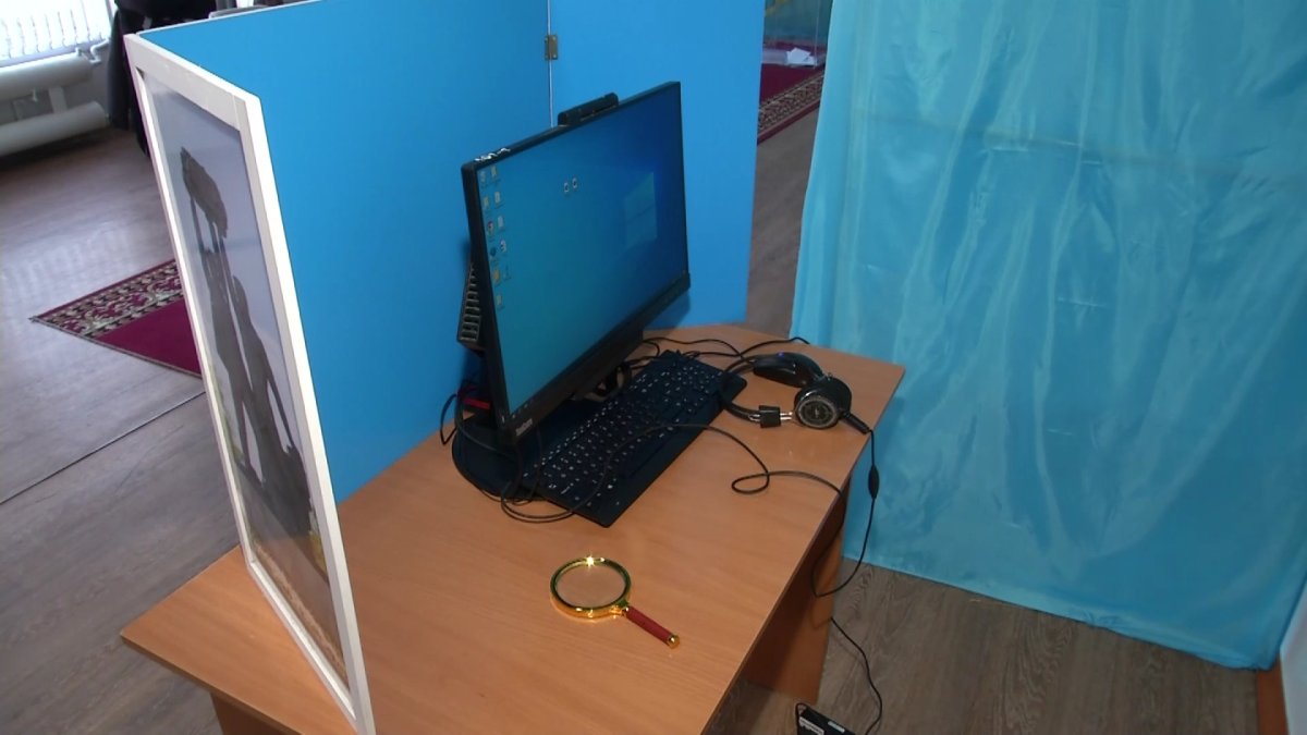 Для людей с особыми потребностями на участках для голосования продуманы специальные помощники