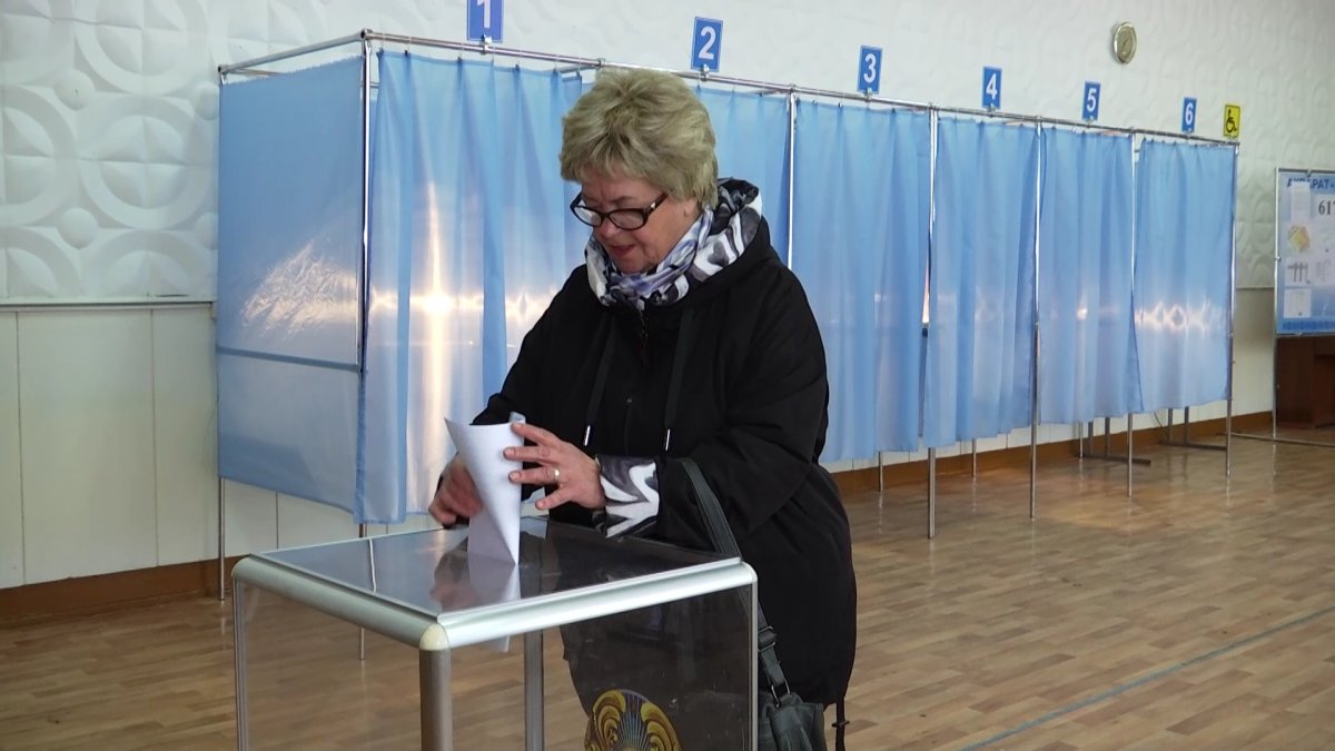 Интервьюеры Института общественной политики ведут сбор данных на выходе из участков голосования в Петропавловске и ВКО