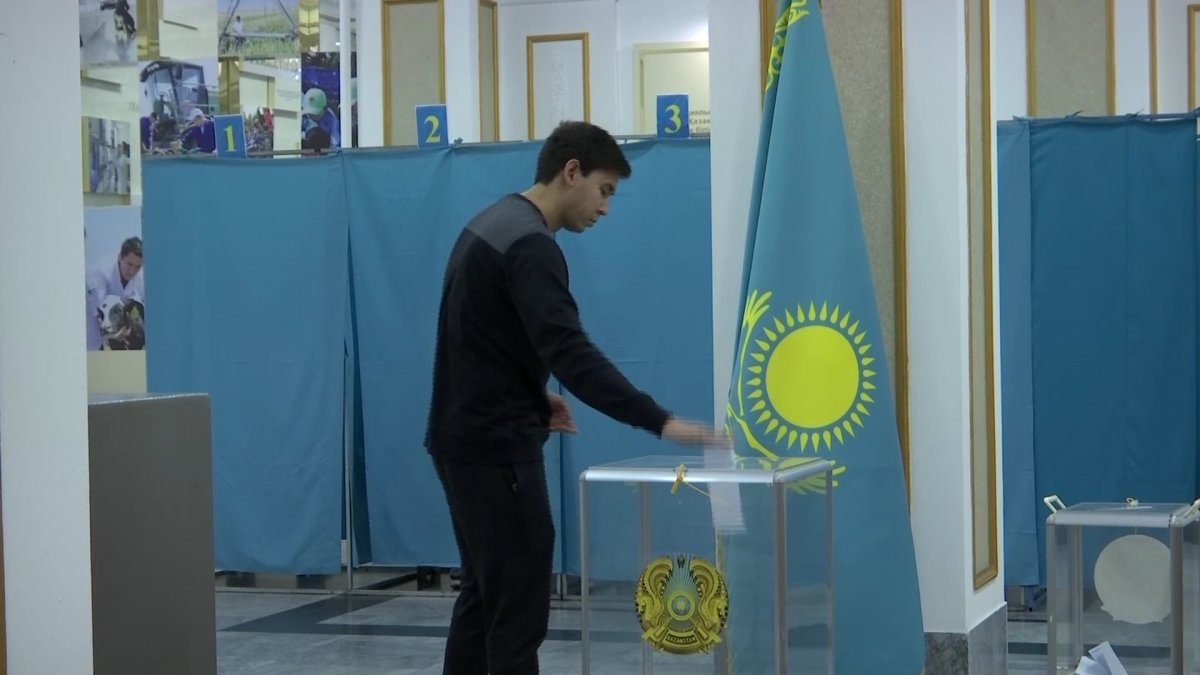 В Алматы завершили работу 624 участка референдума