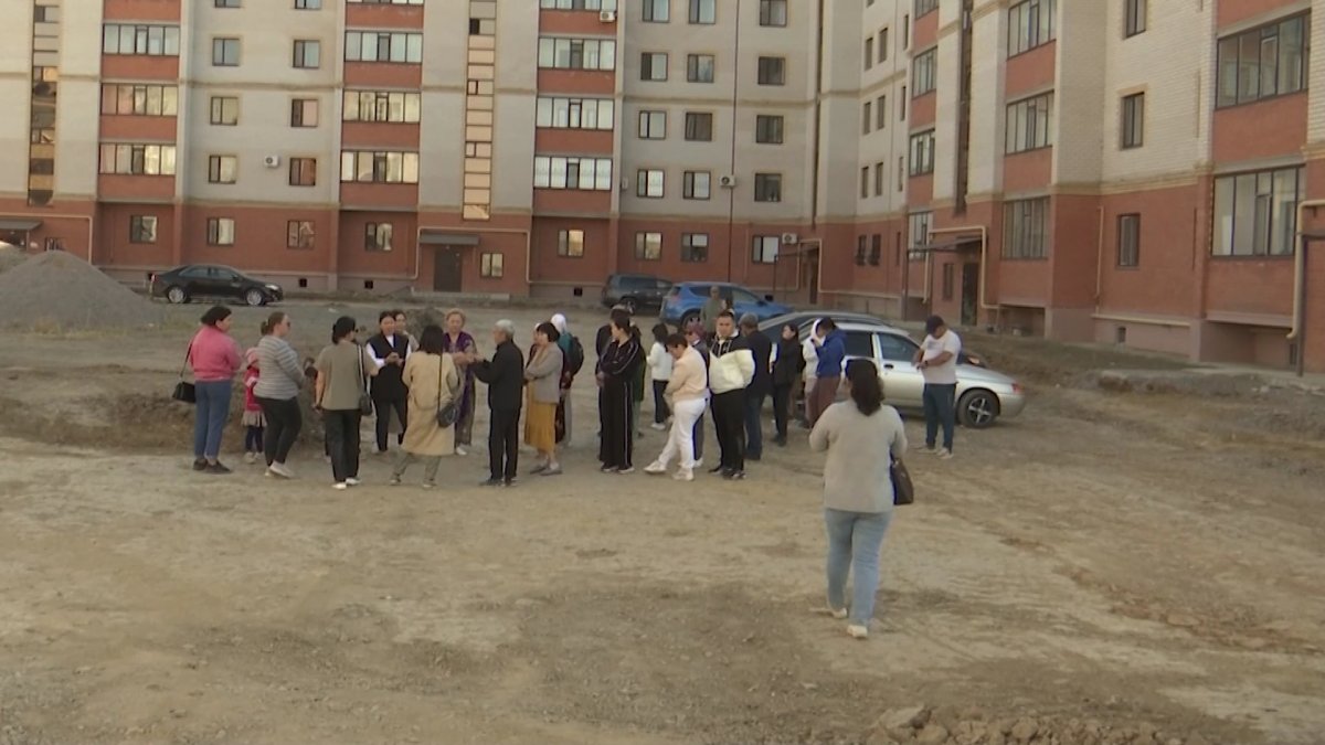 Жители актюбинских новостроек второй год не могут добиться благоустройства придомовой территории