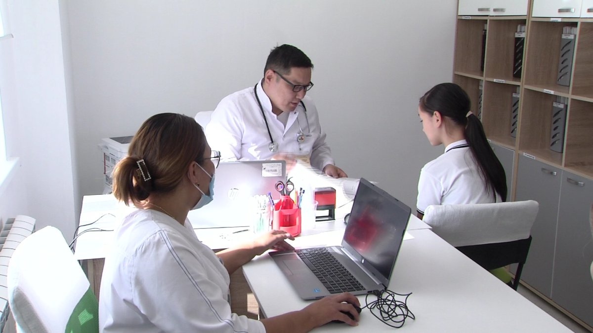 Свыше 22 тыс. казахстанских школьниц вакцинировали против ВПЧ