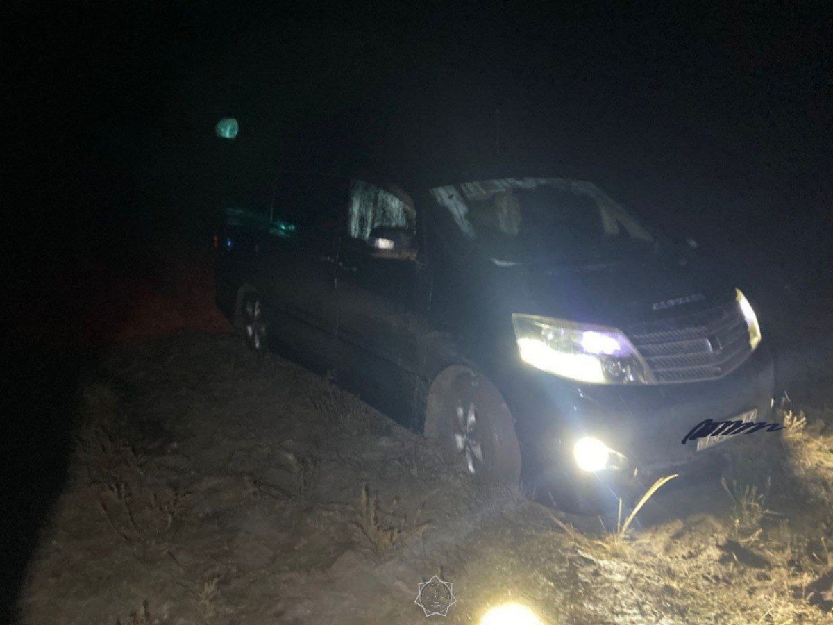 Троих актюбинцев эвакуировали из грязевого плена