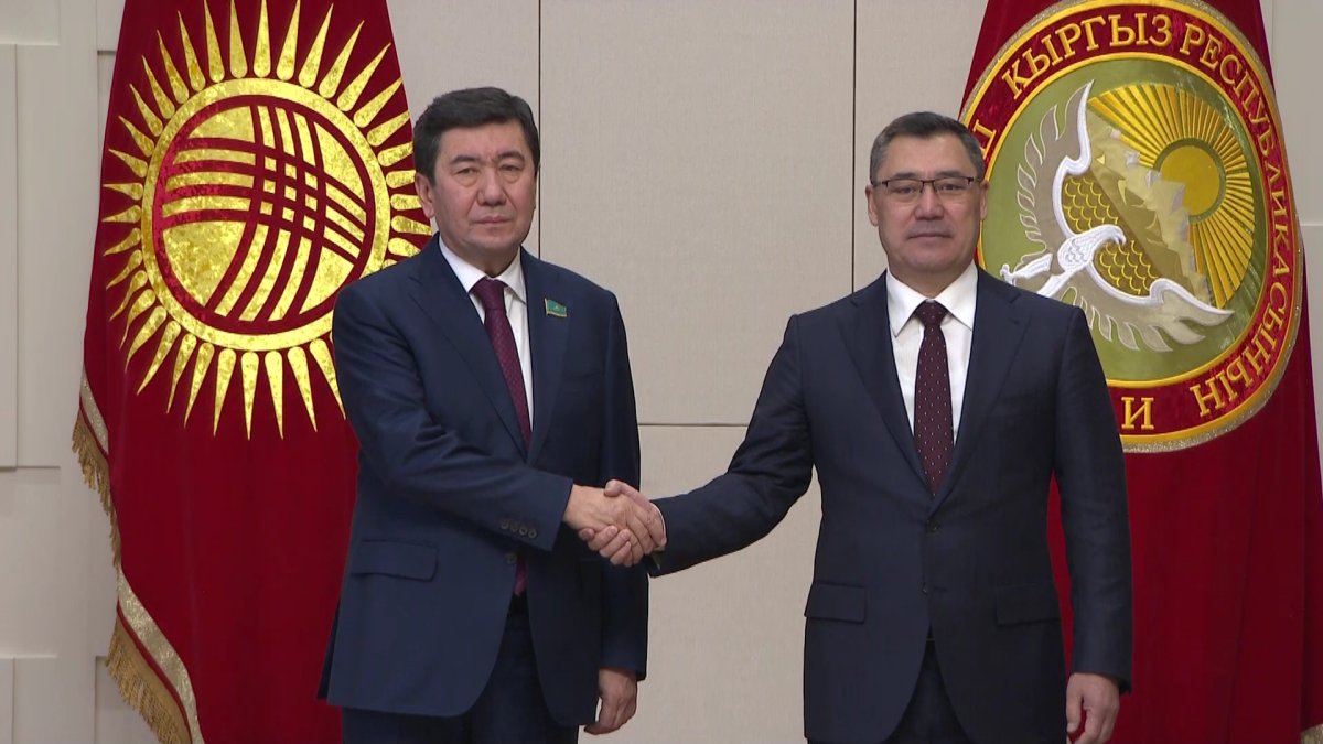 Мәжіліс төрағасы Ерлан Қошанов Қырғызстан Республикасының Президенті Садыр Жапаровпен кездесті