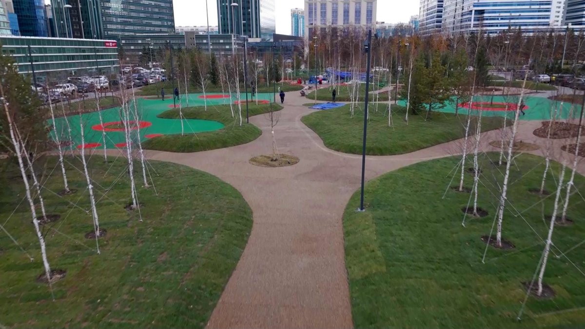 На месте пустыря в центре Астаны появился уютный сквер