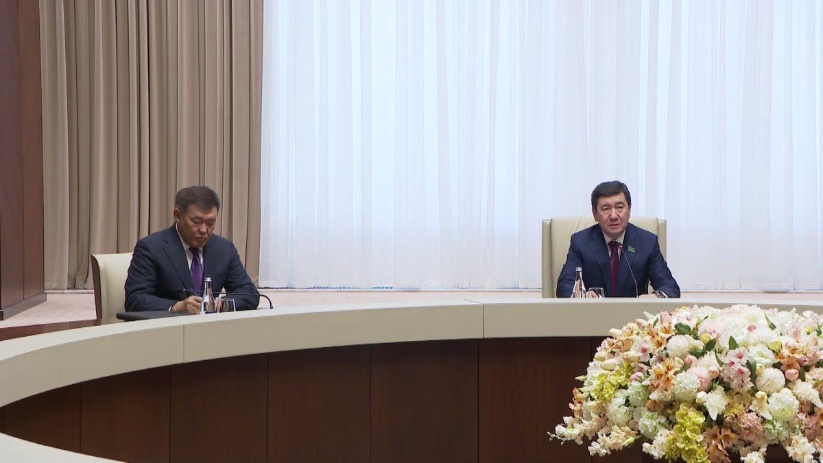 В ходе официального визита в Кыргызстан глава мажилиса парламента Казахстана Ерлан Кошанов встретился с президентом страны