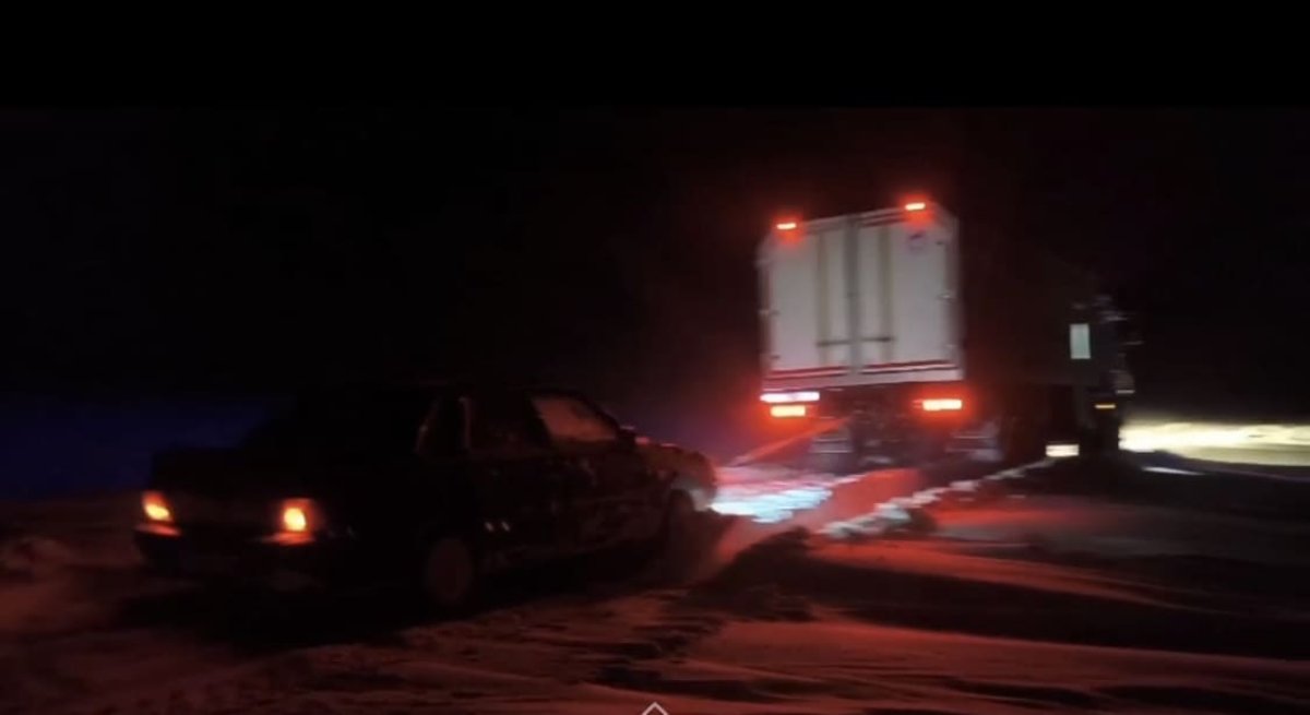 Троих человек эвакуировали с заснеженной трассы костанайские спасатели