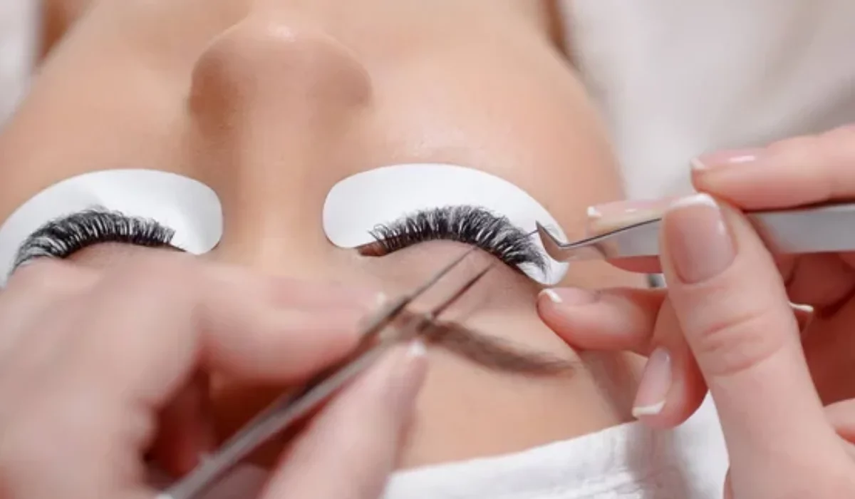 «Енді жетпегені осы еді»: сән салонында кірпігін ұзартқан жігіт сынның астында қалды